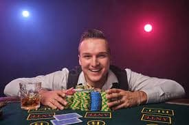 Pengguna menikmati permainan slot online di smartphone dengan visual yang menawan dan interaktif